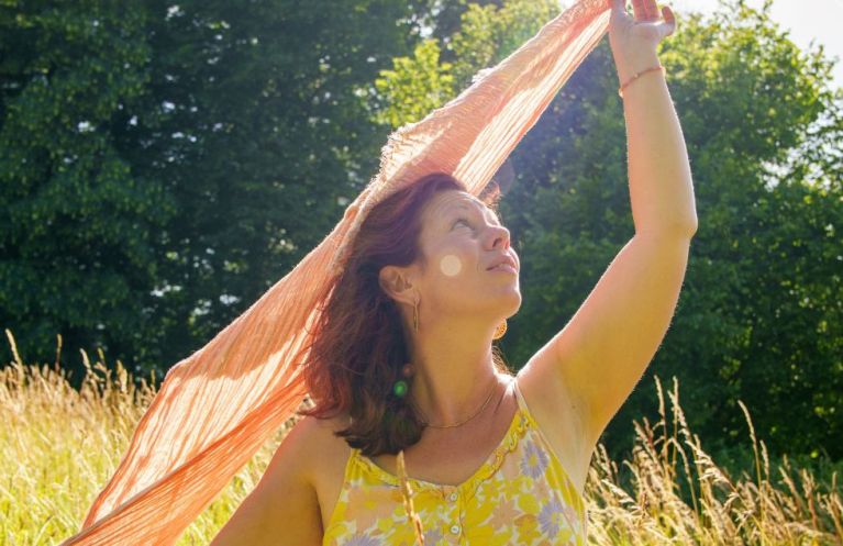 Frauen im Kreis im Wasser