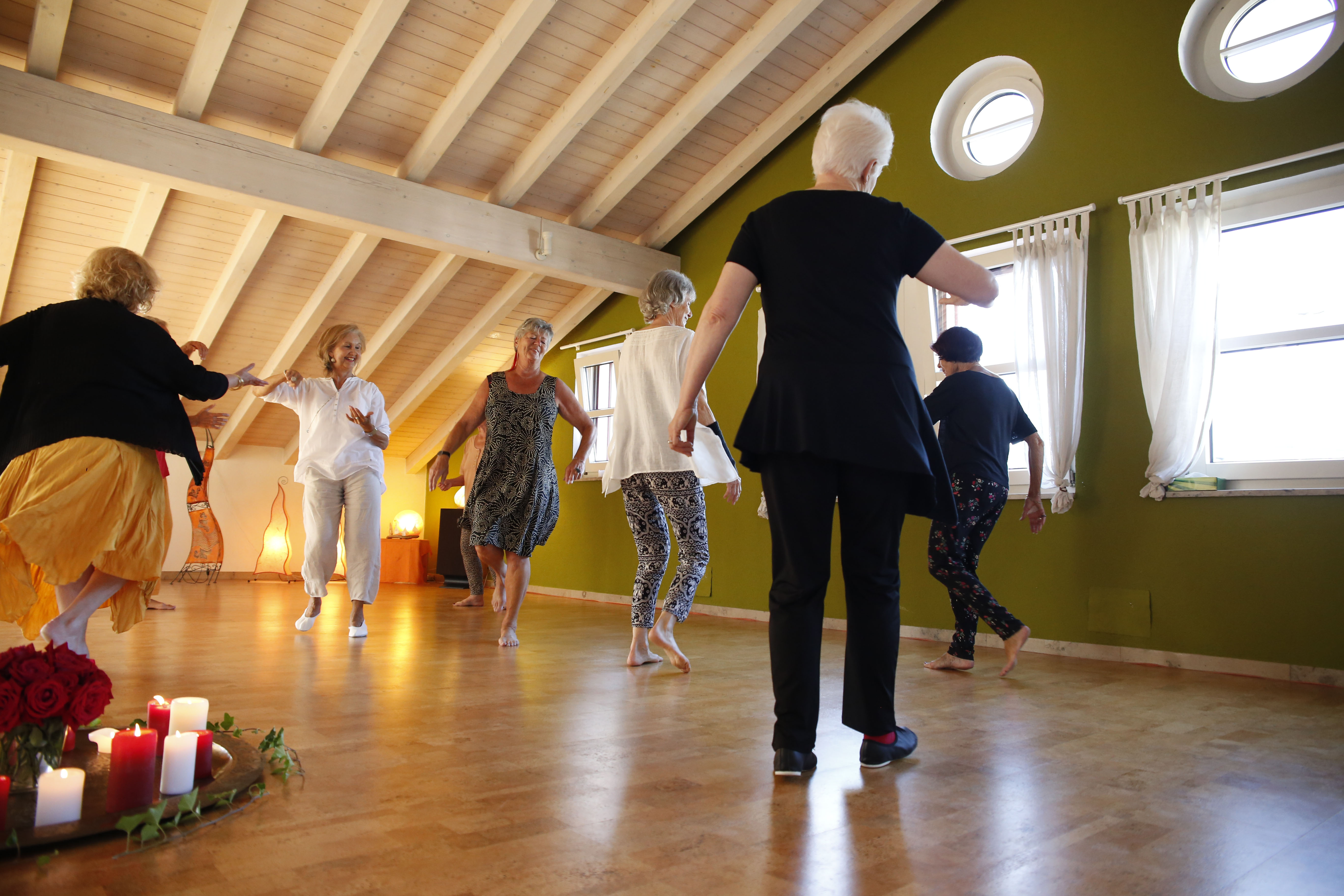 Tanzen wie ich bin, Senioren, Seniorentanzen, Basel, Arlesheim, Ausdruckstanz, Stefanie Heinis